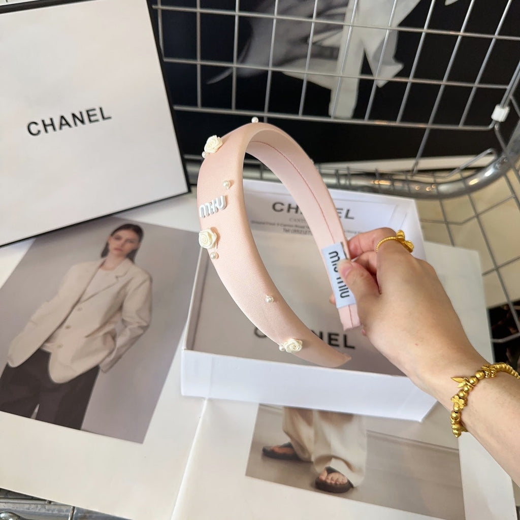 CHANEL HEADBAND EMBELLISHED FLOWER AND PEARL IN LIGHT PINK SILK 194315