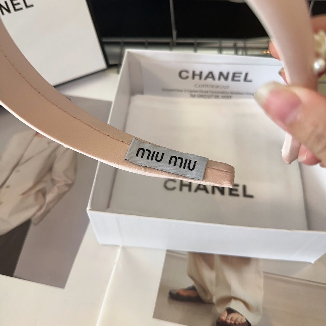 CHANEL HEADBAND EMBELLISHED FLOWER AND PEARL IN LIGHT PINK SILK 194315