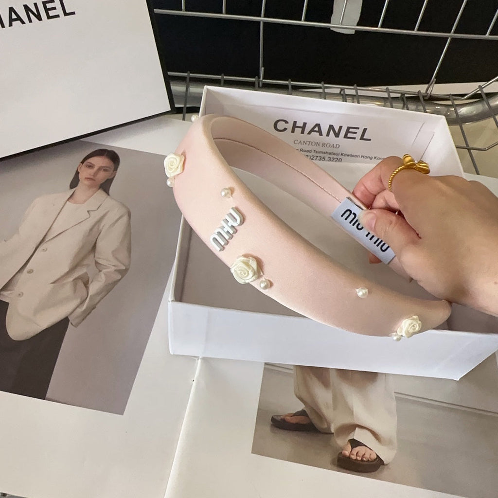 CHANEL HEADBAND EMBELLISHED FLOWER AND PEARL IN LIGHT PINK SILK 194315
