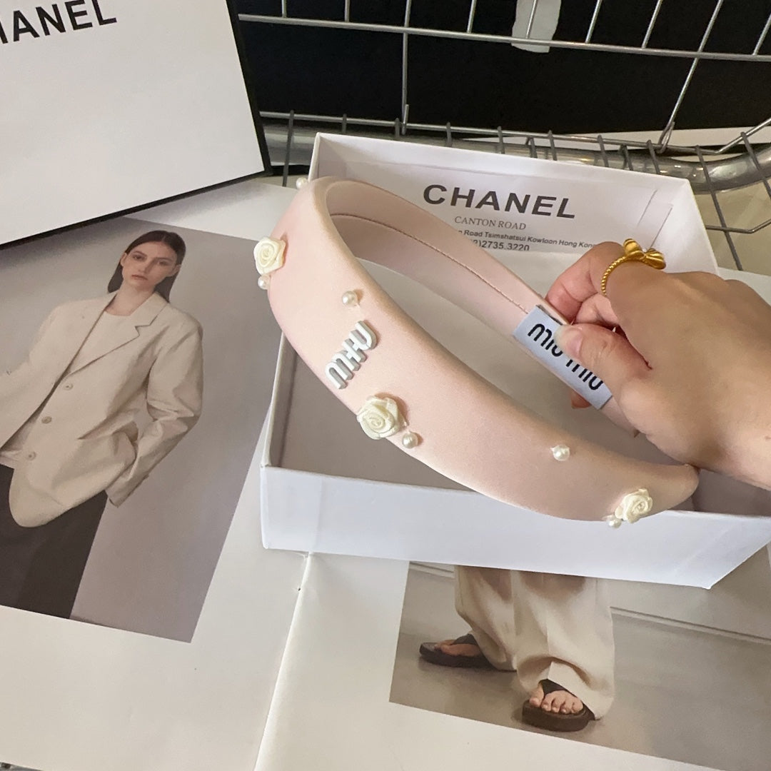 CHANEL HEADBAND EMBELLISHED FLOWER AND PEARL IN LIGHT PINK SILK 194315