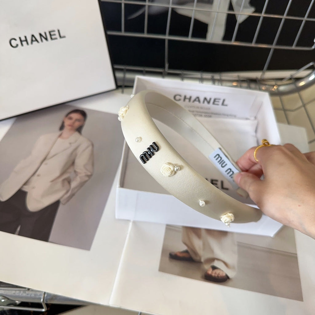 CHANEL HEADBAND EMBELLISHED FLOWER AND PEARL IN IVORY WHITE SILK 194316
