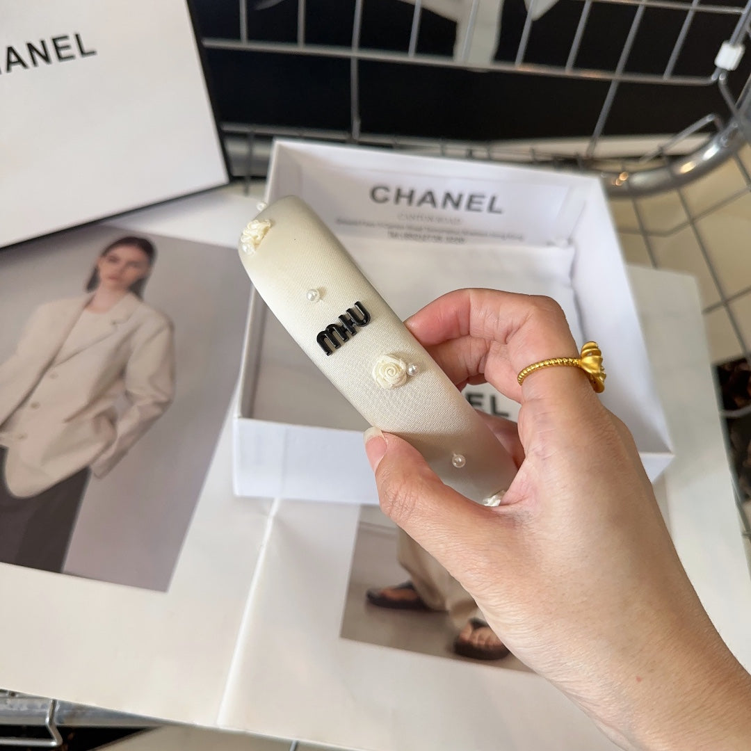 CHANEL HEADBAND EMBELLISHED FLOWER AND PEARL IN IVORY WHITE SILK 194316