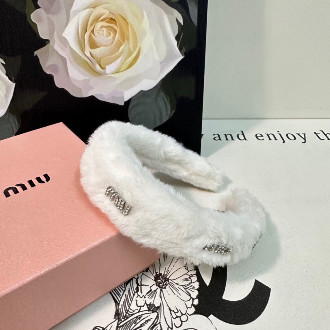CHANEL THICK HEADBAND WITH DIAMOND LOGO IN WHITE PLUSH FABRIC 412483