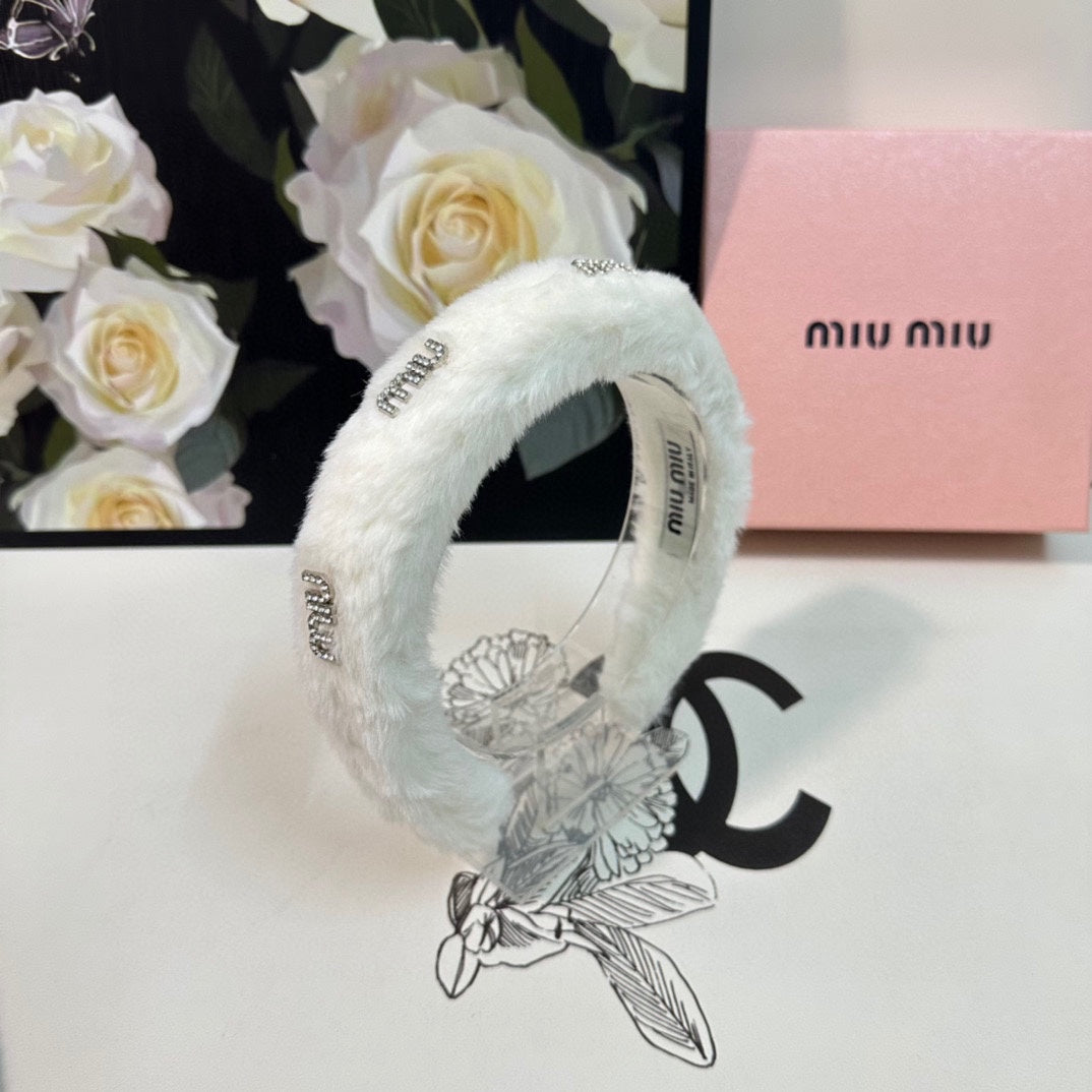 CHANEL THICK HEADBAND WITH DIAMOND LOGO IN WHITE PLUSH FABRIC 412483