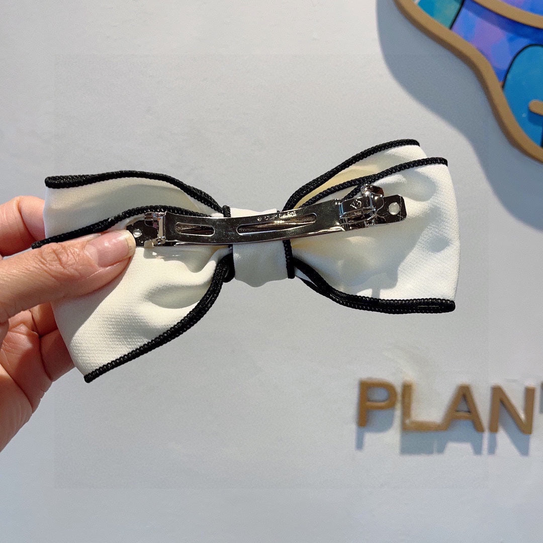 CHANEL BOW HAIRPIN IN WHITE AND BLACK TRIM COTTON 406023