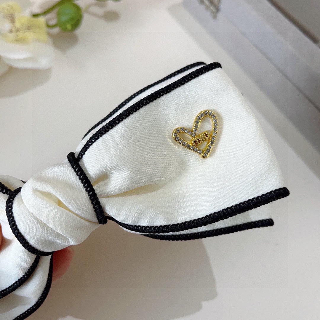 CHANEL BOW HAIRPIN IN WHITE AND BLACK TRIM COTTON 406023