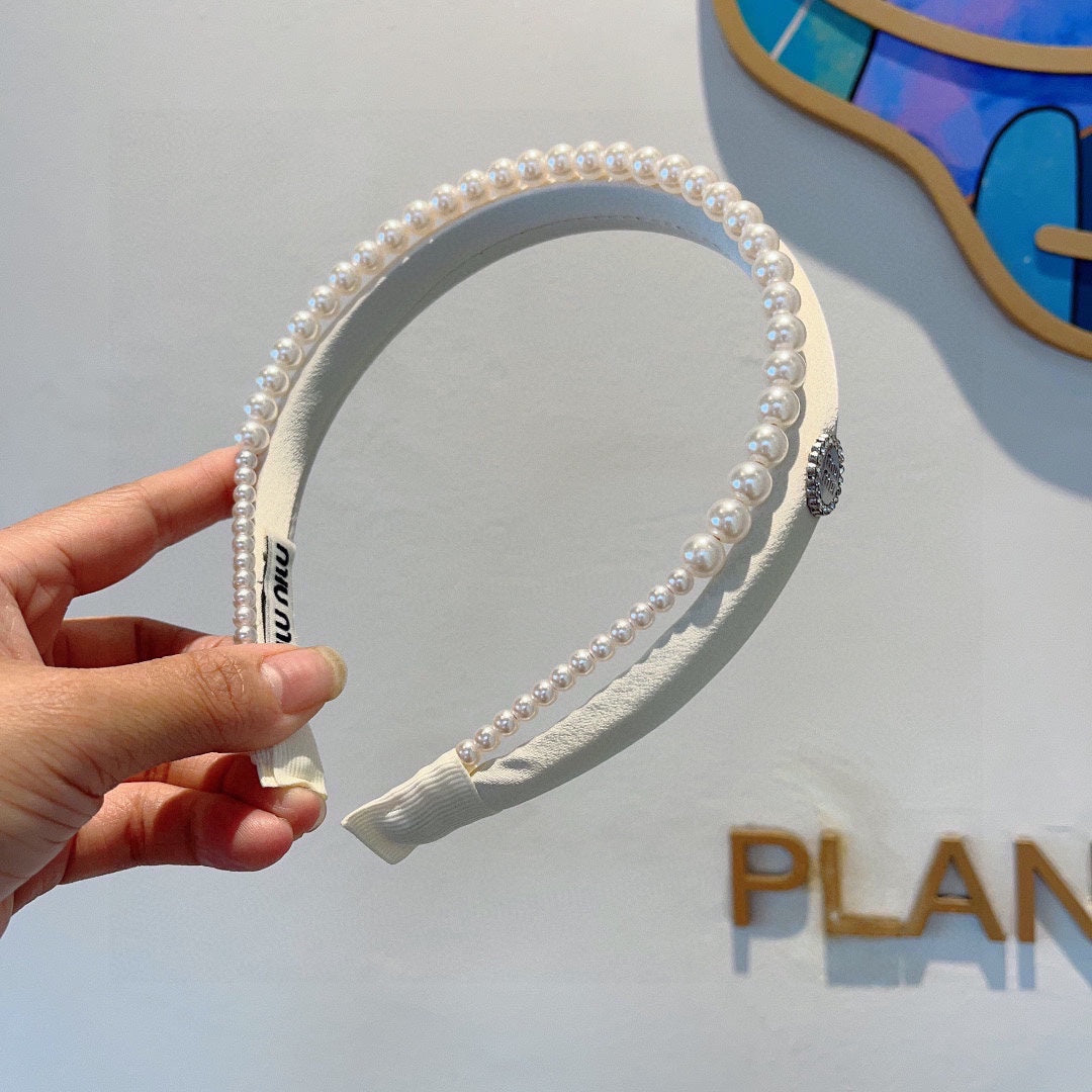 CHANEL HAIR BAND IN WHITE COTTON ATTACHED PEARL CHAIN 418900