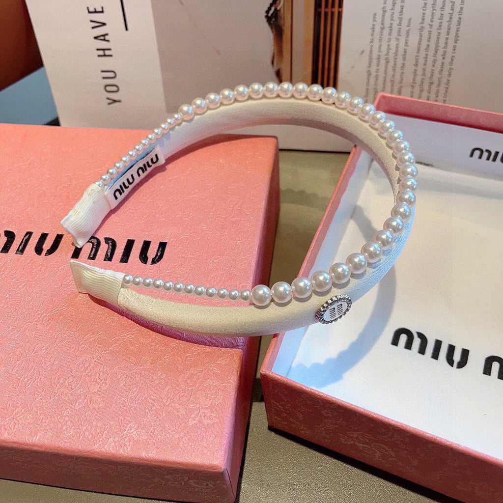 CHANEL HAIR BAND IN WHITE COTTON ATTACHED PEARL CHAIN 418900