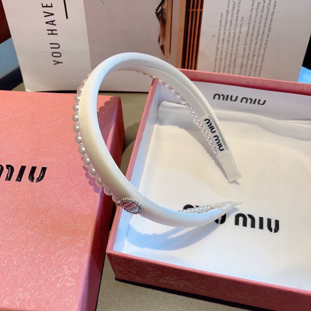 CHANEL HAIR BAND IN WHITE COTTON ATTACHED PEARL CHAIN 418900