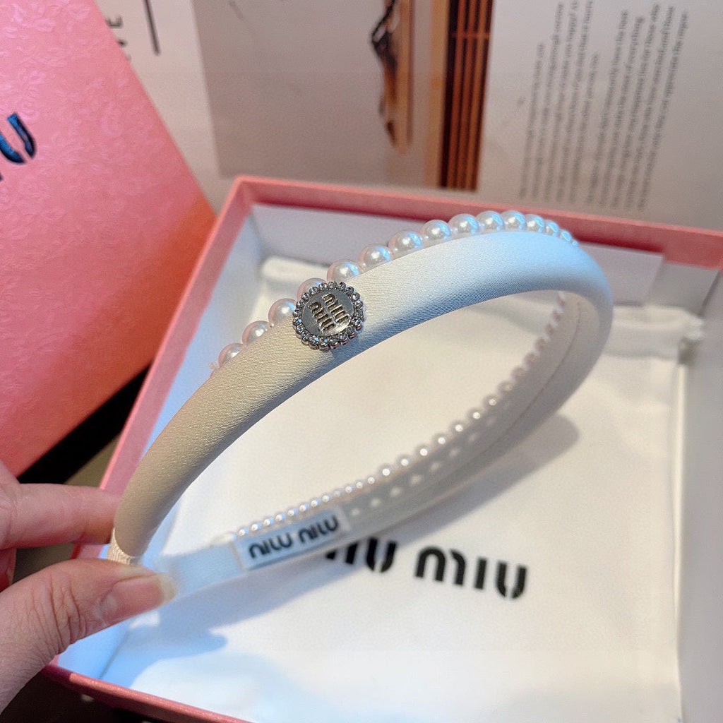 CHANEL HAIR BAND IN WHITE COTTON ATTACHED PEARL CHAIN 418900