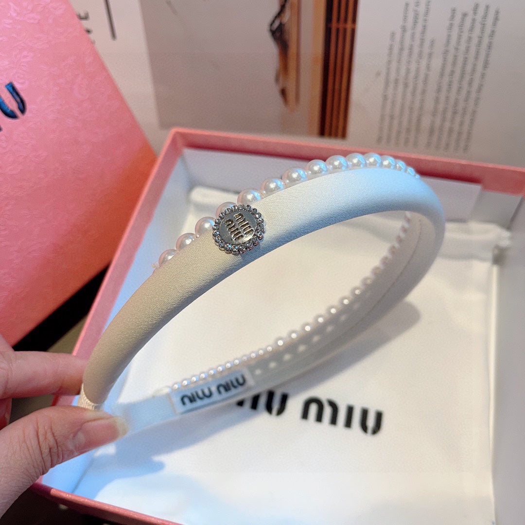CHANEL HAIR BAND IN WHITE COTTON ATTACHED PEARL CHAIN 418900