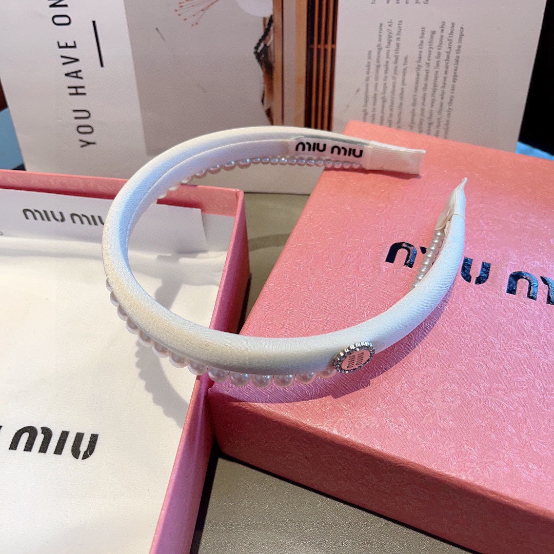 CHANEL HAIR BAND IN WHITE COTTON ATTACHED PEARL CHAIN 418900
