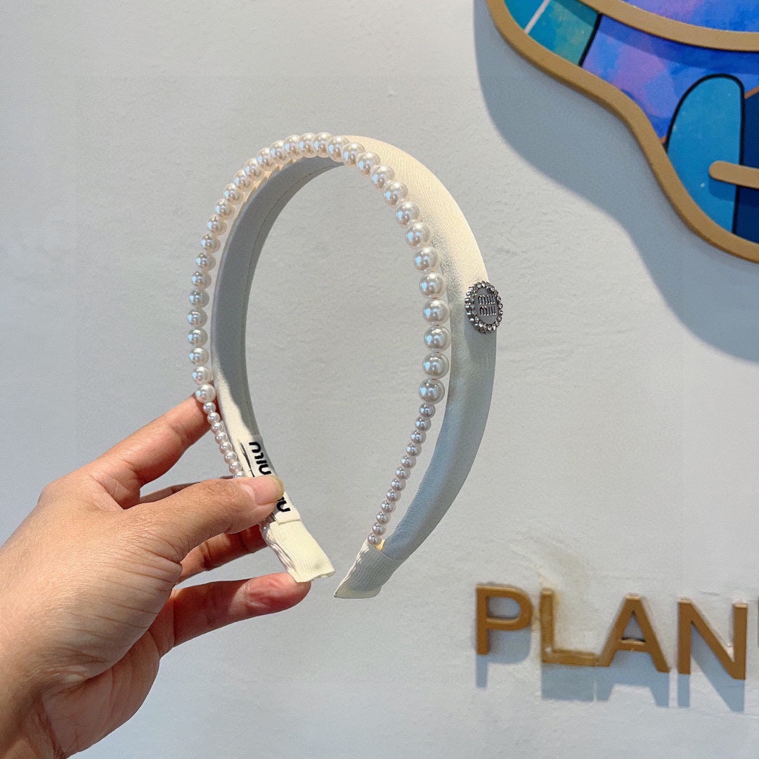 CHANEL HAIR BAND IN WHITE COTTON ATTACHED PEARL CHAIN 418900