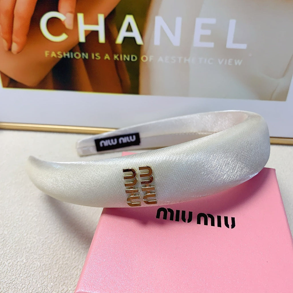 CHANEL THICK HEADBAND IN WHITE SILK GOLD LOGO 241200