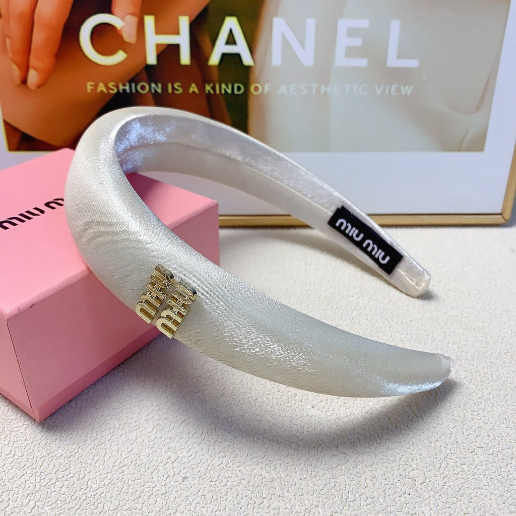 CHANEL THICK HEADBAND IN WHITE SILK GOLD LOGO 241200